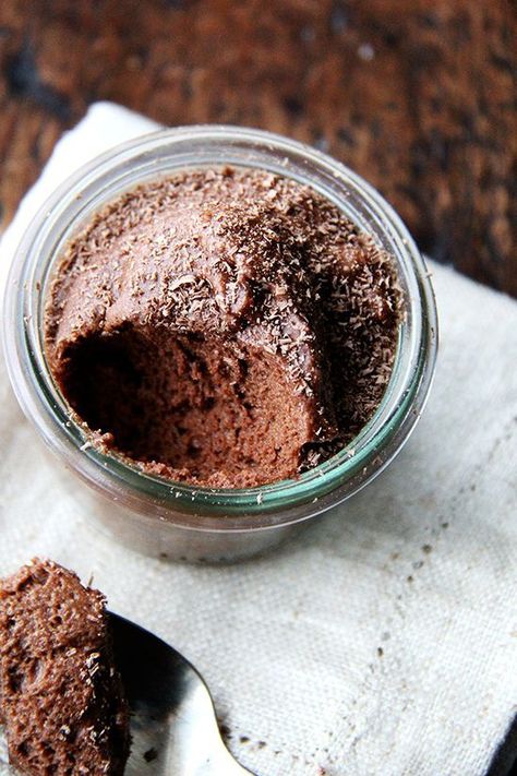 Julia Child's chocolate mousse Choc Mousse, Julia Childs, Mousse Dolce, Mousse Chocolate, Julia Child Recipes, Chocolate Mousse Recipe, Popsugar Food, Slow Cooker Desserts, Low Carb Dessert