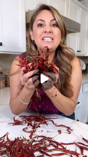 Jenny Martinez on Instagram: "My viral Chile De Aceite con Ajo Frito   Viral Mexican Chili Oil with Fried Garlic   This recipe is one of my viral videos in 2020! I can’t believe it’s been 4yrs since I started posting! This is for all my new followers and with a twist of adding crispy fries garlic just makes it extra delicious for all my faithful fans that have been following since ve I started! Thank you 🙏   #chiledeaceite #chili #oil #chiledearbol #peppers #Mexican #garlic #ajo" Oil Chili Mexican, Mexican Chili Oil, Mexican Chili Oil Recipe, Chile Oil Recipe, Crispy Chili Oil, Chile Oil, Jenny Martinez, Hot Chili Oil, Chili Oil Recipe