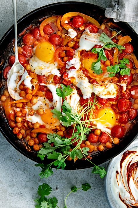 shakshuka met kikkererwten en harissayoghurt | delicious.magazine Vegas Food, Delicious Magazine, Meatless Monday, Vegetarian Dishes, Food Inspiration, Diner, Chili, Good Food, Healthy Eating