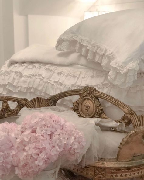 Lindsey Core Aesthetic, Lindsey Core, Manipulative Women, Cozy Weekend, Shabby Chic Living, 1st Apartment, Shabby Chic Bedroom, Cottage Core Aesthetic, Shabby Cottage