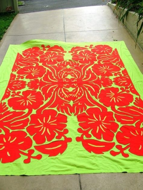 tivaevae, this is an incredible design, I'd just want colours a little different. Tivaevae Patterns, Hawaiian Applique Quilt, Cook Island, Hawaiian Quilt Patterns, Hawaiian Design, Bed Cover Design, Hawaiian Quilt, Hawaiian Pattern, Hawaiian Quilts