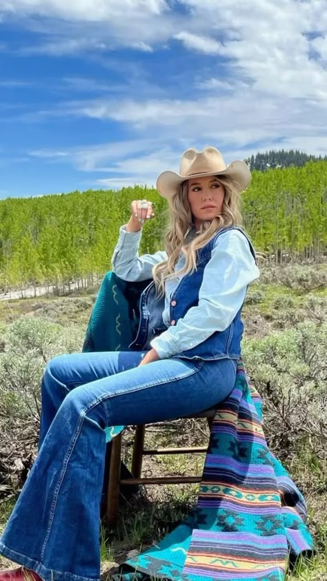 Blue Western Outfits, Lanie Wilson Style, Blue Cowgirl Outfit, Lainey Wilson Style, Lainey Wilson Concert Outfits, Lainey Wilson Bell Bottoms, Western Cowgirl Jeans, Texas Outfits, Denim Cowgirl Aesthetic