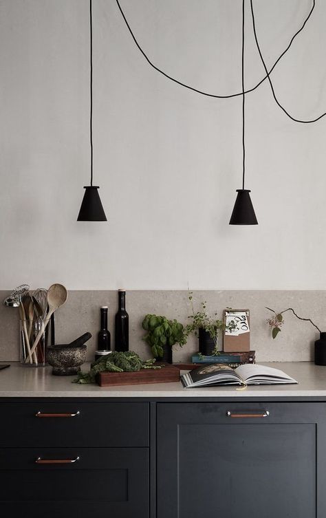 Dark kitchen with a beige countertop Grey Kitchen Designs, Coco Lapine Design, Light Grey Walls, Dark Kitchen, Classic Kitchen, Scandinavian Kitchen, Kitchen Dinning, Eye Opening, Trendy Kitchen