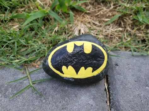 Batman. Paint a rock, hide a rock, find a rock. #raytownrocks Batman Rock Painting, Batman Parking Spot Painting, Batman Painted Rocks, Superhero Painted Rocks, Hulk Painted Rock, Batman Logo Painting, Rock Sayings, Batman Painting, Penny 1