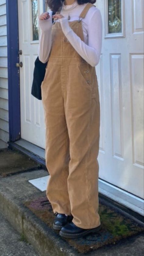 Brown Overalls Outfits Aesthetic, Baggy Cottagecore Outfits, Yellow Overalls Outfits, Dark Academia Overalls, Overalls Outfit Brown, Khaki Overalls Outfit, Tan Overalls Outfit, Brown Overalls Outfits, Baggy Overalls Outfit