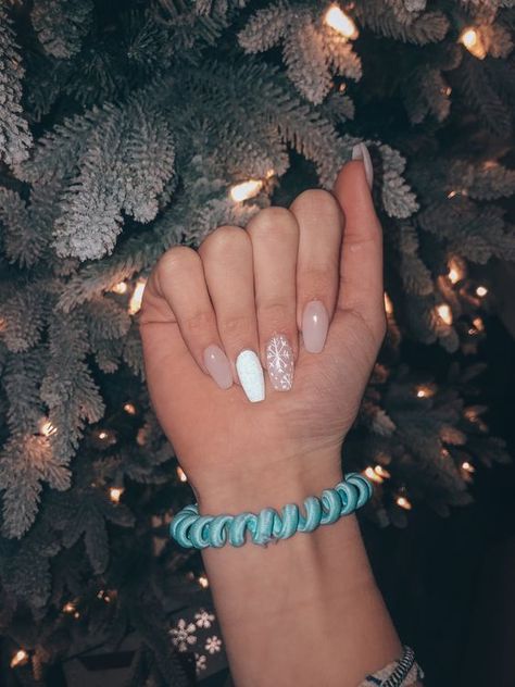 Nude With Snowflake Nails, Winter Christmas Nails Coffin, Christmas Aesthetic Nails Acrylic, Aesthetic Nails Acrylic Winter, Nails Acrylic Designs Christmas, Simple Winter Nails Coffin, Christmas Nails Acrylic Ballerina, Cute Nails Acrylic For Winter, Winter Nails Coffin Short