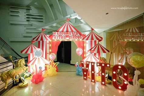 UIS in lights and tent entrance! Circus Party Entrance, Circus Entrance Decoration, Carnival Party Entrance, Carnival Theme Entrance, Carnival Decorations Ideas Entrance, Carnival Entrance, Circus Entrance, Greatest Showman Birthday Party, Circus Theme Decorations