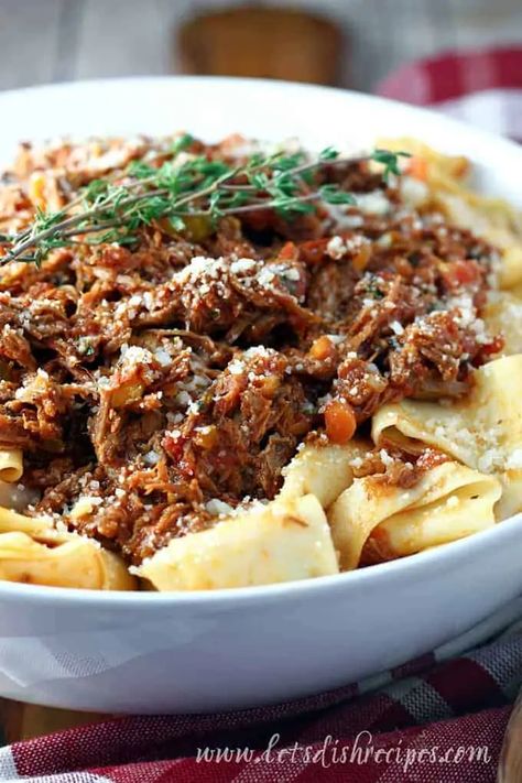 Shredded Beef Ragu, Roast Mississippi, Beef Ragu Recipe, Thick Noodles, Slow Cooker Shredded Beef, Mississippi Roast, Beef Ragu, Ragu Recipe, Slow Cooker Recipes Beef