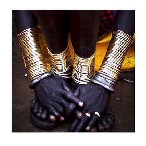 These bangles are amazing but imagine having to wear this all day! #tribalstyle #love #jewellery #jewelry #style #instagood African Bangles, Mursi Tribe Ethiopia, A Well Traveled Woman, Body Adornment, African People, Jewelry Style, Inspiring Images, Ll Bean Boot, African Culture