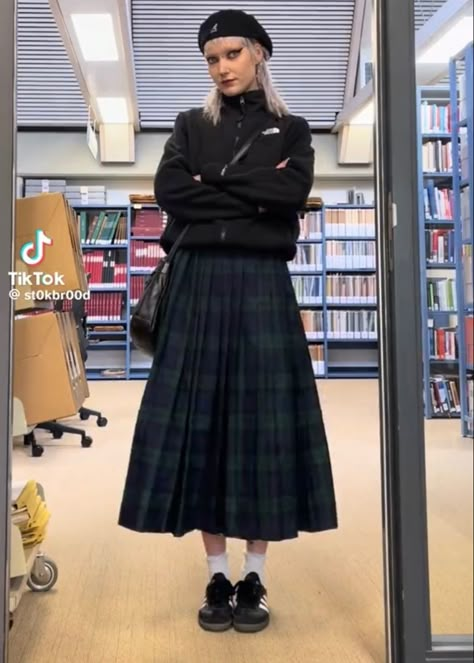 Plaid On Plaid Outfit, Pleated Skirt And Crop Top Outfit, Kilt Skirt Outfit, Plaid Skirt Styling, Midi Plaid Skirt Outfit, Kilt Skirt Outfit Women, Long Tartan Skirt Outfit, Long Pleated Skirt Street Style, How To Style Plaid Skirt Outfit