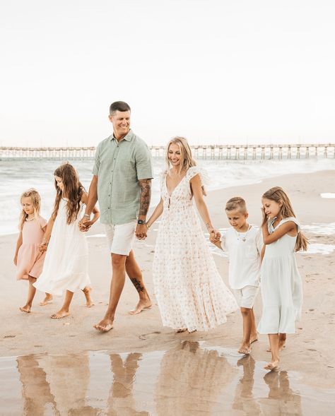 Family Of 6 Beach Pictures, Family Beach Pictures Outfits, Beach Photoshoot Family, Beach Picture Outfits, Spring Family Pictures, Seaside Sunset, Tan Outfit, Cute Beach Pictures, Family Beach Portraits