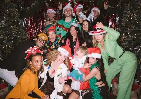 Taylor Swift Threw The Most Taylor Swifticizationized 30th Birthday Party Taylor Swift Christmas, Indira Gandhi, Taylor Swift Birthday, All About Taylor Swift, Olivia Benson, Bon Iver, Birthday Party Outfits, Ashton Irwin, Michael Clifford