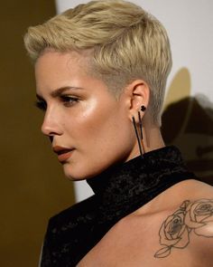 We love the super short sides of Halsey's cut it gives it a little extra edge. Pixie Cut Shaved Sides, Super Short Pixie, Short Blonde Pixie, Crop Hair, Short Hair Pixie Cuts, Best Short Haircuts, Very Short Hair, Shaved Sides, Short Pixie Haircuts