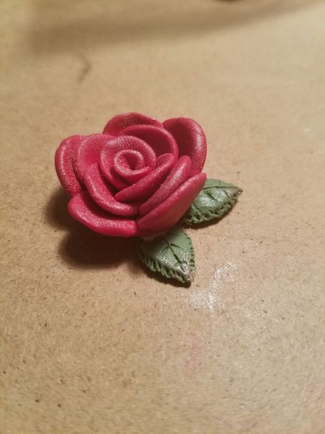 Clay rose Air Dry Clay Rose, Clay Roses Diy, Air Dry Modeling Clay, Polymer Clay Rose, Clay Roses, Easy Clay Sculptures, Ceramic Rose, Rose Pottery, Clay Rose