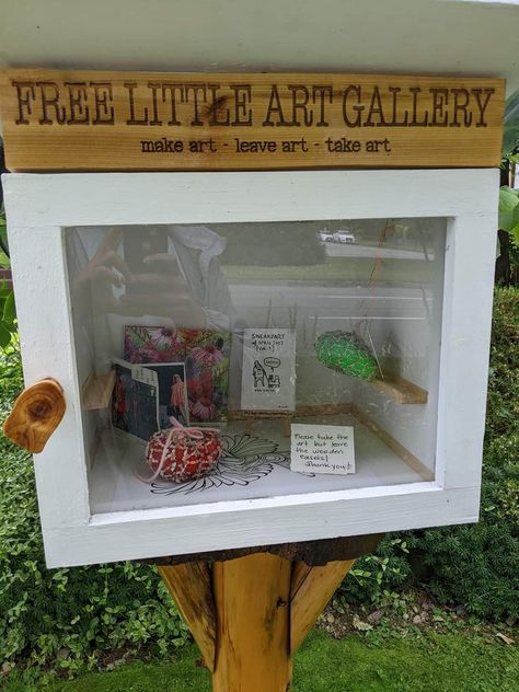 Little Free Art Gallery, Diy Mini Art Gallery, Tiny Art Gallery, Mini Museum, Mini Museum Art Project, Miniature Art Gallery Diy, Tiny Art Exhibition, Leave Art, Little Library