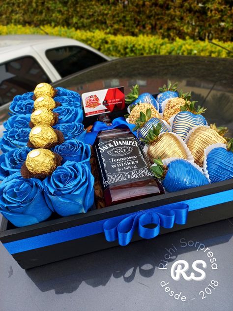 Canasta de lujo, detalle para hombre, con licor wisky, fresas con chocolate y rosas azules con ferreros rocher Boyfriends Birthday Ideas, Fathers Day Gift Basket, Foto Top, Birthday Ideas For Her, Mens Valentines Gifts, Gift Bouquet, Valentines Gifts For Boyfriend, Diy Gifts For Boyfriend, Halloween Desserts