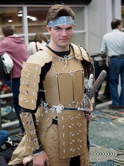 Cardboard Samurai at FanX 2015 Day 3 Diy Armor, Recycled Costumes, Cardboard Costume, Foam Armor, Hallowen Costume, Cardboard Sculpture, Cosplay Armor, Samurai Armor, Idee Cosplay