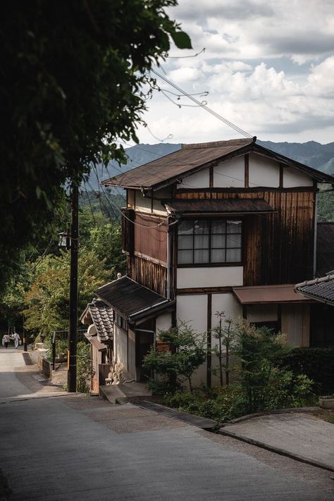 Japanese House Aesthetic, Traditional Japanese House Exterior, Japanese House Exterior, Old Japanese House, Old Style House, Traditional Japanese Home, Japan Autumn, Japanese Buildings, Japanese Garden Landscape