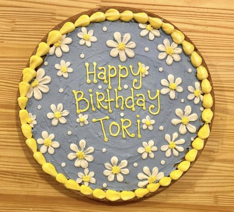 Daisy Cookie Cake, Birthday Message Cookies, 18th Birthday Cookie Cake, Decorated Cookie Cake Birthday, Cookie Cake Ideas Decorated, Easy Cookie Cake Decorating Ideas, Cute Cookie Cake Designs Birthday, Summer Cookie Cake Designs, Cookie Cake Decorating Ideas Birthdays