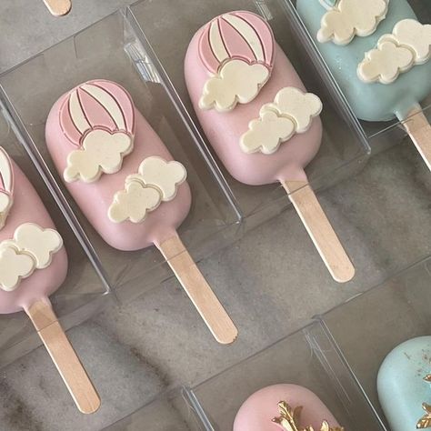 𝐋𝐮𝐱𝐮𝐫𝐲 𝐁𝐚𝐤𝐞𝐫 + 𝐃𝐞𝐬𝐢𝐠𝐧𝐞𝐫 on Instagram: "Cakesicles favors are the cutest gifts for your guests a the takeaway from your event 💗✨ . . . . #cakesicles #cakeaiclesofig #cakesicle #cakesiclesofinstagram #treatmaker #desserttable" Cakepops, Dessert Table, Cute Gifts, The Cutest, Cake, Gifts, On Instagram, Instagram, Design