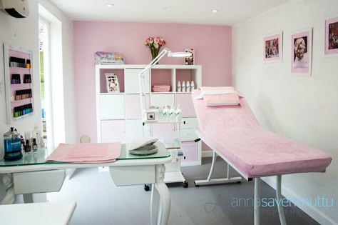 sala para avaliação  com maca Garage Beauty Room, Garage Makeup Studio, Garage Beauty Salon Ideas, Garage Nail Salon Ideas, Makeup Beauty Room, Lash Room Decor, Beauty Room Salon, Home Beauty Salon, Esthetician Room Decor