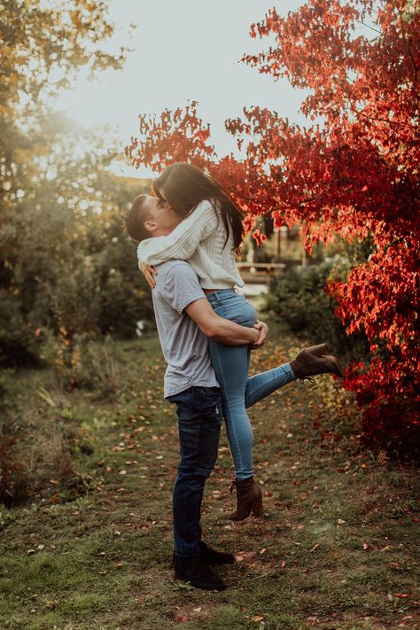 Engagement Photos Brick Building, Fall Photo Couple Poses, September Photoshoot Ideas Couples, New England Fall Engagement Photos, Fall Photos For Couples, Fall Outfits For Pictures Couples, Couples Photoshoot Poses Height Difference, Kissing Engagement Pictures, Fall Photo Poses For Couples