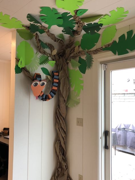 Jungle Party Diy Decorations, Jungle Vbs Room Decor, Diy Jungle Tree Decorations, Diy Animal Decorations, Jungle Tree Classroom, Rainforest Trees Crafts, Jungle Trees Diy, Easy Jungle Decorations, Classroom Zoo Theme