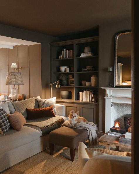 Paneled Family Room, Cosy Masculine Living Room, Corner Condo Living Room, Cosy Cottage Aesthetic, Corner Of Room Ideas Living Room, Living Room Cottage Modern, Pottery Studio Living Room, Living Room Cottage Decor, Cosy Cottage Decor