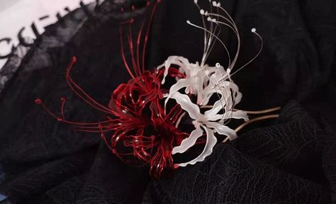 This is a handmade hairpin with Spider lily as the main theme, made of resin material. Each hairpin is unique, ensuring that each piece has high quality and exquisite details. This hairpin can be used not only for special occasions, but also for daily wear, allowing you to showcase your unique charm. Size:flower is 80mm and total 150mm Notice: There may be differences in color due to different monitors. Since it's 100% handmade customized product, we do not accept returns or exchanges. If any damage occurs during transportation, please take a photo of the damaged goods and send it to the me. I will remake and resend it for free. I accept customization and color changes. Please contact me before placing your order to note the color you want or send me a picture of the style you want to cust Spider Lily Hairpin, Wedding Hanfu, Japanese Hairpin, Japanese Hair Accessories, Japanese Kanzashi, Hanfu Hair, Accessories For Wedding, Red Spider Lily, Spider Lily