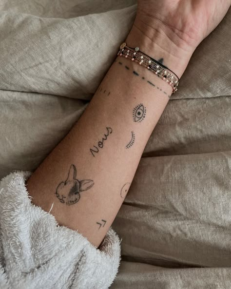 Marjo ☀️ Bordeaux - France on Instagram: “Team tatouage ? Un sujet qui pour moi est très personnel Vous me demandez souvent de vous les montrer ou même de vous donner les…” Small Arm Tattoos, Jewelry Tattoo, Stick And Poke, Aesthetic Tattoo, S Tattoo, Get A Tattoo, Mini Tattoos, Pretty Tattoos, Tiny Tattoos