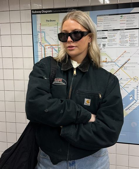 ig: elizabethanneventer Detroit Outfit Woman, Carhartt Detroit Jacket Women, Carhartt Santa Fe Jacket Outfit, Womens Carhartt Jacket Outfit, Workwear Jacket Women, Carhartt Outfit Women, Work Jackets Women, Workwear Jacket Outfit, Carhartt Outfit Woman