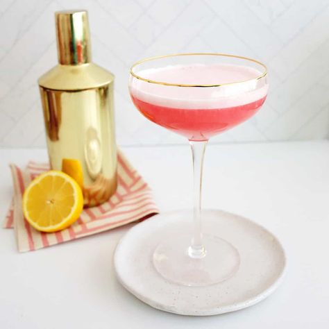 Pink Lady Foamy Cocktail, Types Of Martinis, Pink Lady Cocktail, Best Martini Recipes, Girly Drinks, Mixed Drink Recipes, Aviation Cocktail, Best Gin, Classic Martini