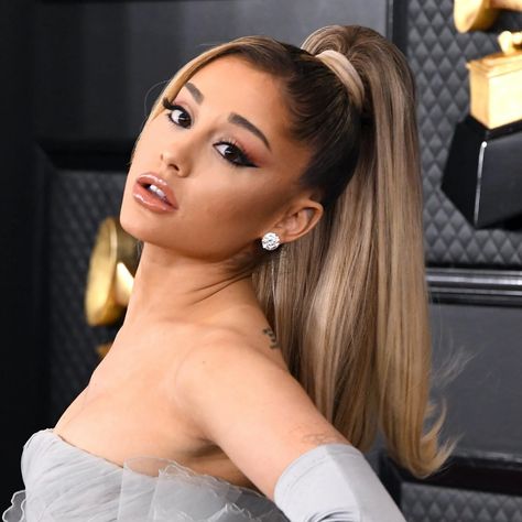 Ariana Grande wearing a high ponytail. Ariana High Ponytail, High Ponytail Ariana Grande, Ariana Grande High Ponytail, Ariana Grande Make Up, Ariana Grande 13, Ariana Grande Ponytail, Makeup Cantik, Ariana Grande Makeup, Grammys 2020