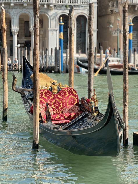 travel to venice, murano and burano italy Dark Alleyway, Burano Italy, Visit Venice, Next Door Neighbor, Spring Trip, Visit Italy, Travel Info, Fishing Villages, Travel Instagram