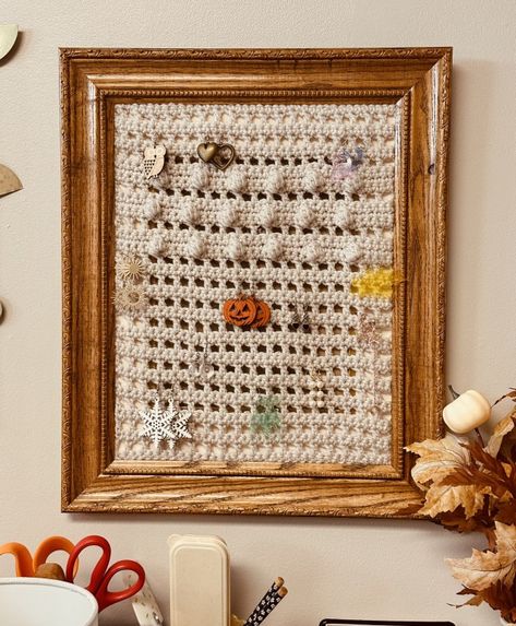 Crochet Picture Frames, Crochet Earing Hanger, Crochet Earring Holder Pattern, Crochet Earring Holder, Crochet Jewelry Holder, Crochet Picture Frame, Crochet Cactus Free Pattern, Minion Crochet Hat, Crochet Fall Decor