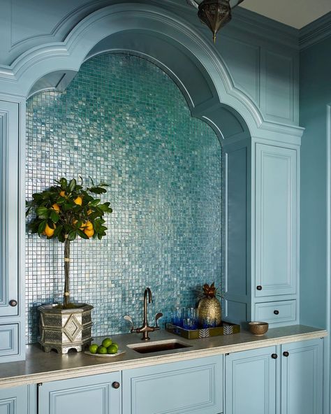 Bunny Williams Inc. (@bunnywilliams_interiordesign) posted on Instagram: “Situated within a Mediterranean-inspired living room in our client’s guest house, this small wet bar done in watery blues has built-in…” • Apr 14, 2021 at 12:24am UTC Tiny Wet Bar, Bar Millwork, Alcove Bar, Aqua Rooms, Small Wet Bar, Built In Wet Bar, Dreamy Kitchens, Millwork Details, Martini Bar