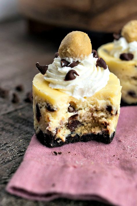 Chocolate Chip Cookie Dough Cheesecake, Mini Cheesecake Pan, Surprise Cookie, Cookie Dough Cheesecake, Mini Chocolate Chip Cookies, Chocolate Chip Cheesecake, Edible Cookie Dough, Chocolate Sandwich Cookies, Cookie Crust