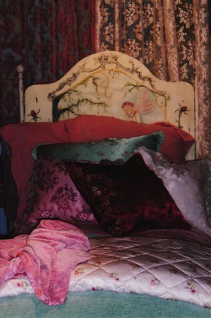 Halloweentown Aesthetic, Deco Tv, Cute House, Room Inspiration Bedroom, Dream Rooms, Dream House Decor, Cool Rooms, Dream Bedroom, Bedroom Inspo