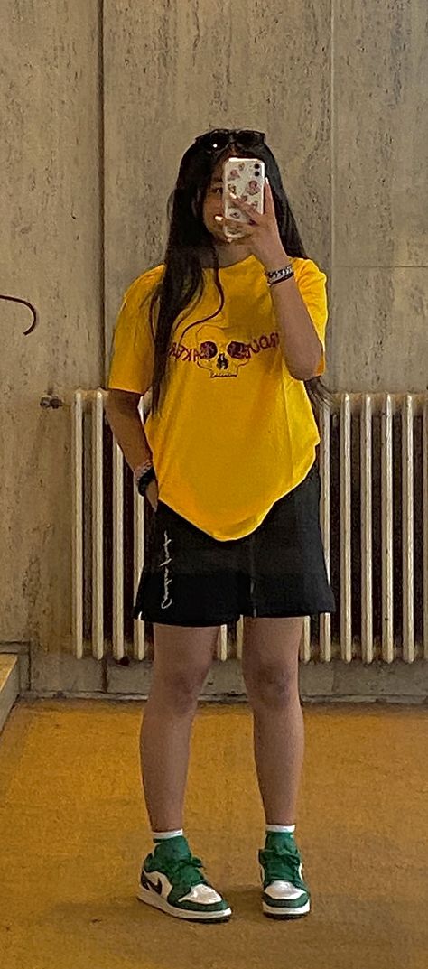 Shirt And Shorts Outfit Tomboy, Baggy Shorts Baggy Shirt, Basketball Shorts And Oversized Shirt, Baggy Shorts And Baggy Shirt Outfit, Baggy Shirts With Shorts, Big Tshirt And Shorts Outfit, Bermuda Shorts And Tshirt Outfit, Baggy Shirt And Pants Outfit, Baggy Outfits For Short Women