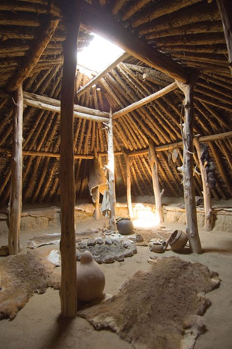 Explore Native American history at the Dancing Leaf Earth Lodge, Wellfleet. Native American Stuff, Earth Lodge, Native American Architecture, Native American Buildings, Miejski Survival, Hut House Indian Village, Native American Sweat Lodge, Native American Houses, Yurt Traditional