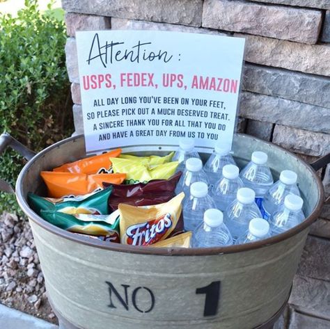 Treats For Delivery Drivers, Mailman Gifts, Snack Bucket, Girl Presents, Thank You Baskets, Treat Basket, Diy Snacks, Presents Christmas, Delivery Driver