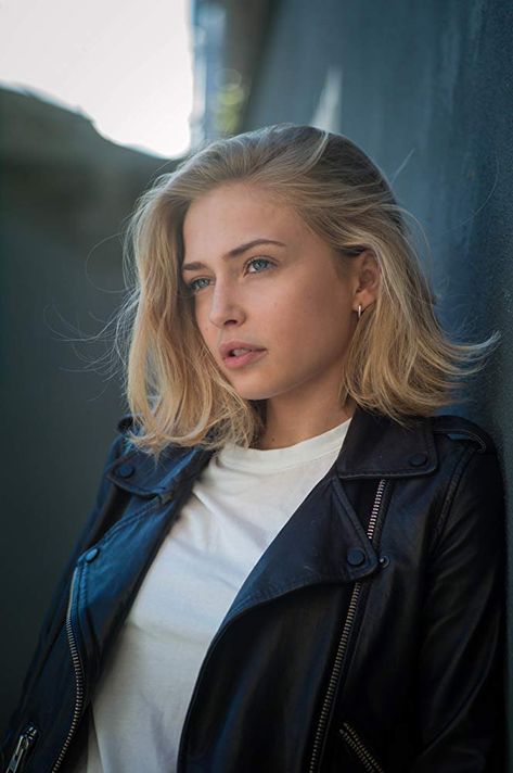 Sophie Simnett, Blondie Girl, Wavy Haircuts, Photo B, Leather Jackets Women, Pixie Haircut, Face Claims, Bob Hairstyles, Eye Candy