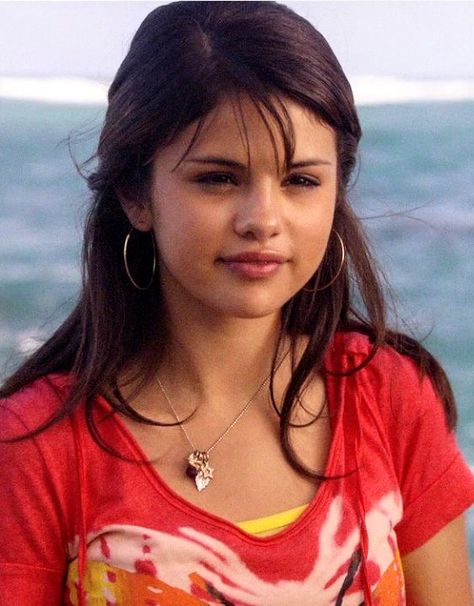 Selena Gomez Bangs, Selena Gomez Movies, Selena Gomez 2014, Round Face Celebrities, Selena Gomez Outfits, Alex Russo, Selena Gomez Cute, Hair Inspiration Long, Wizards Of Waverly Place