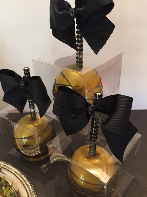 Black and gold candy apples. #candyapples Wedding Food Ideas Buffet, Gold Candy Apples, Birthday Cake Gold, Gold Candy Buffet, Black Sweet 16, Wedding Buffet Food, Apple Candy, New Birthday Cake, Harlem Nights