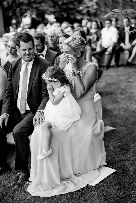 Different Wedding Picture Ideas, Guest Wedding Photos, Photos Of Wedding Guests, Wedding Ceremony Ideas Photography, Wedding Photos Guests, Wedding Photos Creative, Wedding Photo Ceremony, Emotional Wedding, Wedding Ceremony Photography Ideas