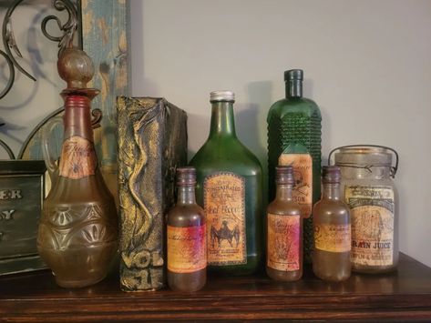 Discover How to Make Easy Enchanted DIY Potion Bottles Diy Potion Bottles, Pirate Bottle, Potion Jars, Diy Pirate, Halloween Bottle Labels, Bronze Spray Paint, Decorate For Halloween, Halloween Apothecary, Potion Labels