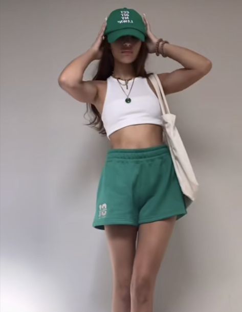 Sweat Short Outfits Aesthetic, Green Short Outfits, Sweat Shorts Outfit Aesthetic, Sweat Short Outfits, Fits Aesthetic, Pajama Outfits, Roatan, Simple Fits, Coron