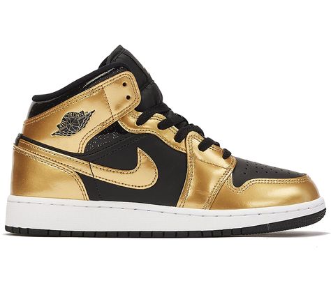 Tenis Jordan Retro, Bday Pictures, Black And Gold Outfit, Jordan Gold, Jordan 1 Black, Jordan Retro 1, Gold Outfit, Gold Sneakers, Air Forces