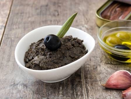 Tapenade Uses, Tapenade Olive Noire, Black Olive Tapenade, Olive Paste, Tapenade Olive, Pain Pita, Small Oven, Italian Olives, Olive Tapenade