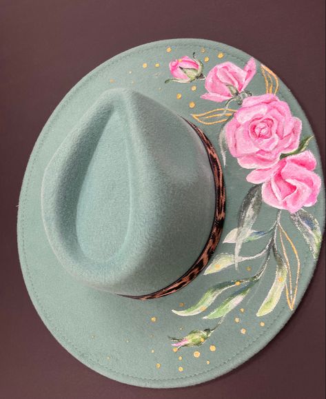 Hand Painted Felt Hats, Paint Felt Hat, Decorate Felt Hat, Hat Painting Diy, Painted Felt Hats For Women, Painted Cowboy Hats Diy, Fabric Painting Diy Clothes Design, Painted Hats Diy, Painted Fedora Hat